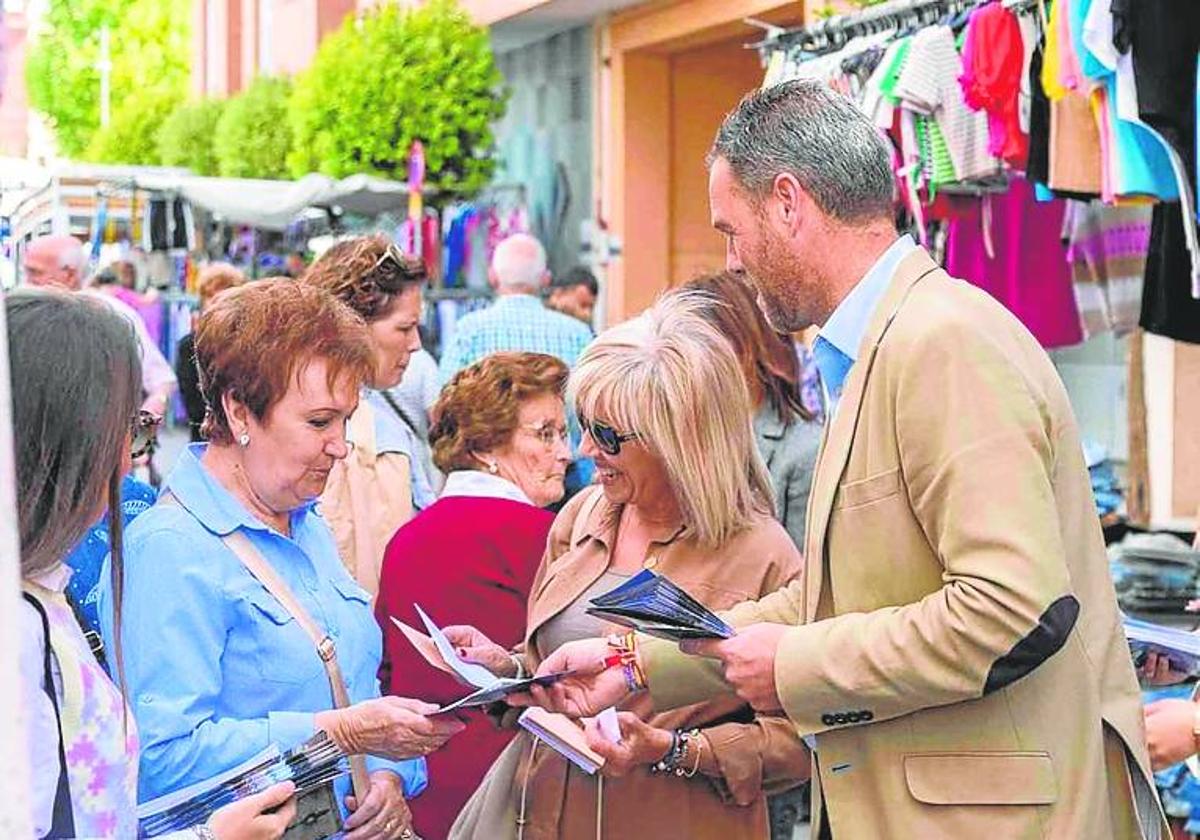 Pp Y Psoe Reparten Folletos En El Mercado De Caravaca Y Vox Presenta A